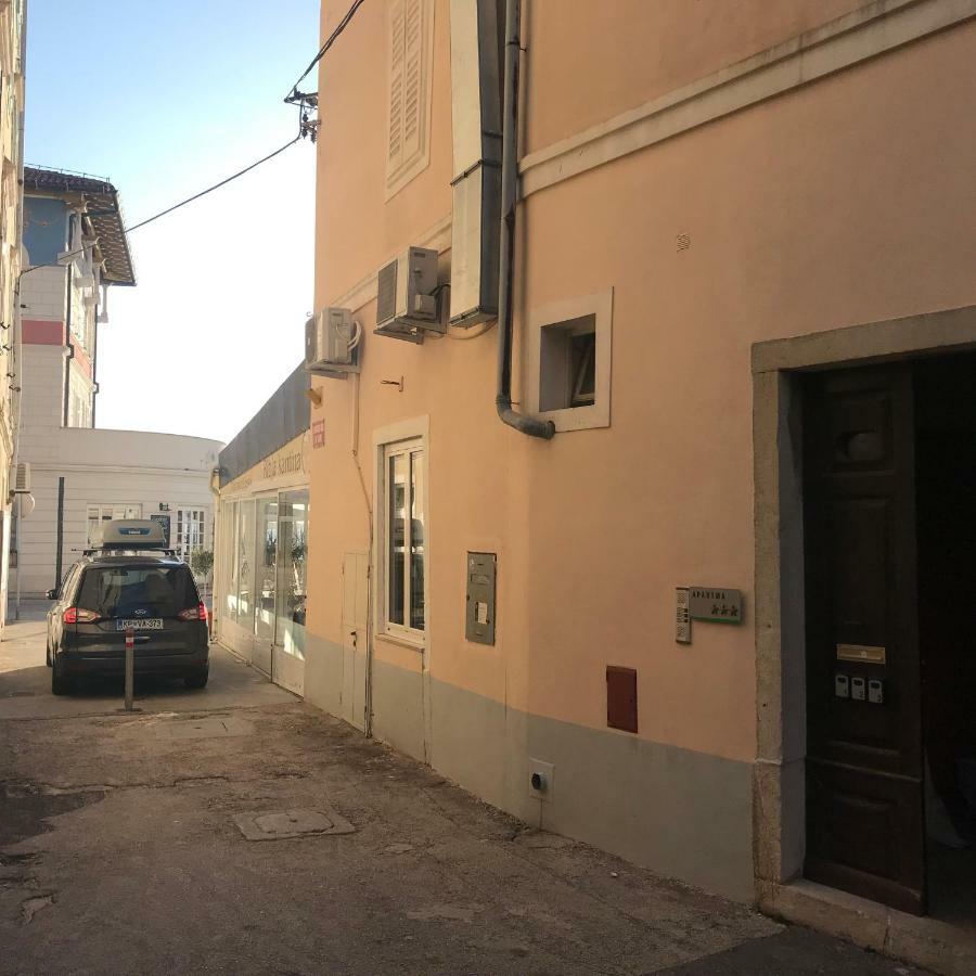 Allure Apartments Piran Luaran gambar